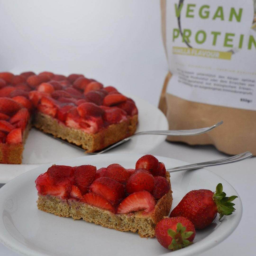 Torta alle fragole con base di biscotti proteici